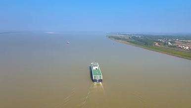 4K航拍巨轮货船行驶在平原长江视频的预览图